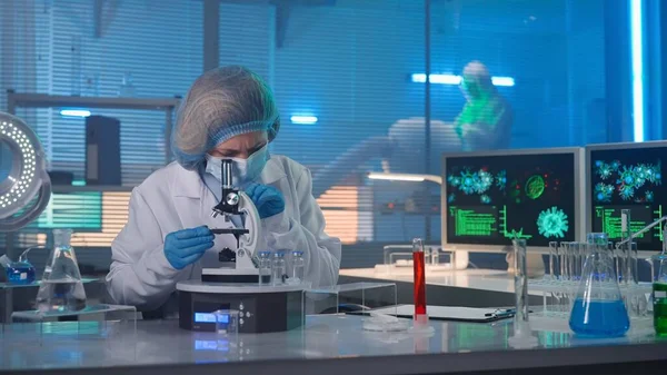 Современная Медицинская Лаборатория Женщина Исследователь Белом Халате Маске Голубых Перчатках — стоковое фото
