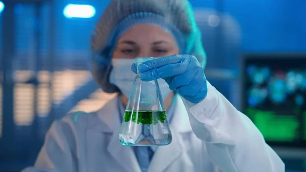 Female Observes Dissolution Spread Green Substance Flask Clear Liquid Woman — Stock Photo, Image