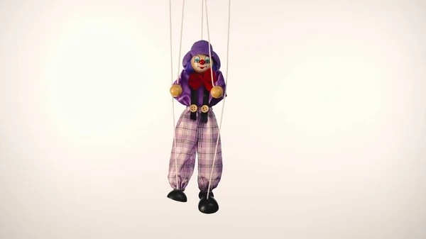 Marionette小丑挂在绳子上一个穿着紫色西服 头戴紫色帽子 头戴红色蝴蝶结 鼻梁和化装的布娃娃 白色工作室背景上的软娃娃哈莱金丧礼 孩子们度假的概念 — 图库照片