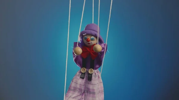 Клоун Марионетка Висит Струнах Тряпичная Кукла Фиолетовом Костюме Шляпе Красным — стоковое фото