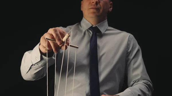 Biznesmen Szarej Koszuli Czarnym Krawacie Kontroluje Marionetkę Drewnianym Manipulatorem Sznurkami — Zdjęcie stockowe