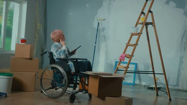 Una Anciana Discapacitada Silla Ruedas Planea Renovación Usando Una Tableta —  Fotos de Stock