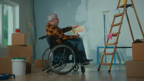 Tekerlekli Sandalyedeki Yaşlı Bir Adam Paletin Içinden Renklerle Bakıyor Bir — Stok fotoğraf