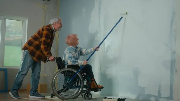 Yaşlı Bir Çift Odada Tamirat Yapıyor Tekerlekli Sandalyedeki Yaşlı Bir — Stok fotoğraf