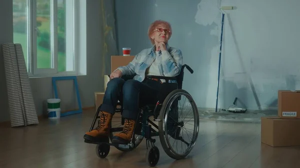 Vanhempi Vammainen Nainen Pyörätuolissa Mummi Katselee Ympärilleen Suunnittelee Korjauksia Huone — kuvapankkivalokuva
