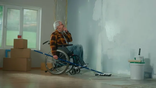Elderly Man Wheelchair Paints Wall White Paint Using Long Roller — Stock fotografie