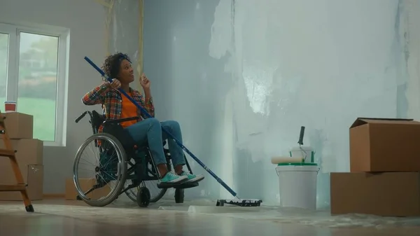 Afroamerykanka Wózku Inwalidzkim Długim Wałkiem Ręku Patrzy Uważnie Ścianę Planuje — Zdjęcie stockowe