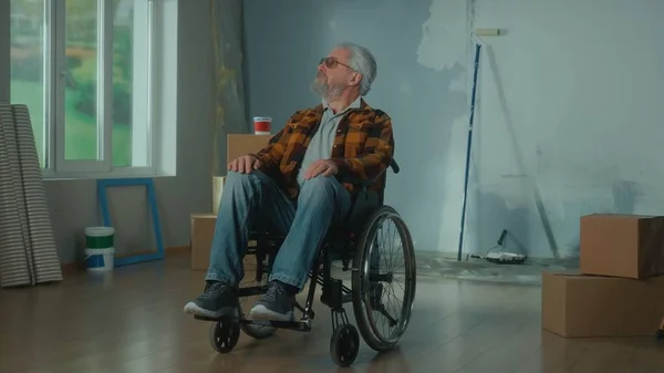 Anciano Discapacitado Silla Ruedas Pensionista Mira Alrededor Planea Reparaciones Habitación —  Fotos de Stock