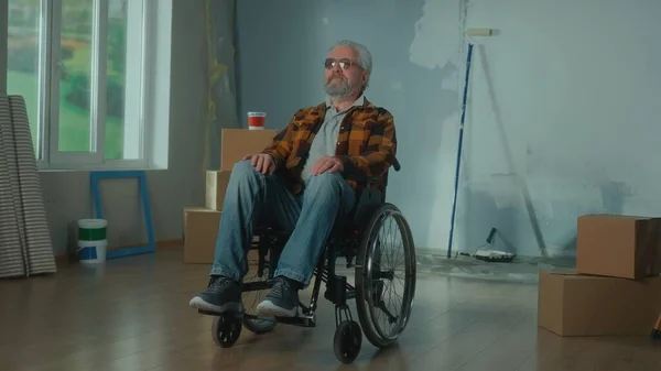 Anciano Discapacitado Silla Ruedas Pensionista Mira Hacia Adelante Sonríe Planea —  Fotos de Stock