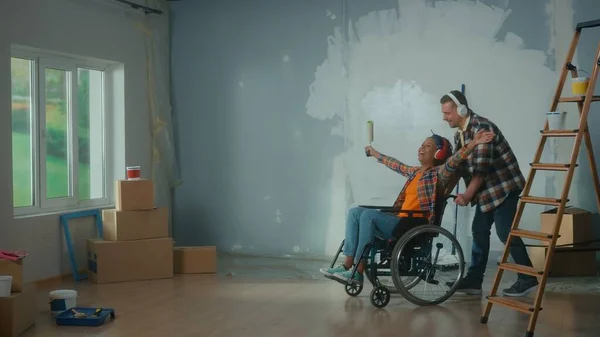 Beyaz Bir Adam Tekerlekli Sandalyedeki Afrikalı Amerikalı Bir Kadını Odaya — Stok fotoğraf