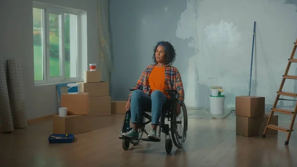 Retrato Una Joven Afroamericana Silla Ruedas Una Mujer Discapacitada Piensa —  Fotos de Stock