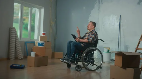 Mladý Muž Invalidním Vozíku Plánuje Opravy Pomocí Digitálního Tabletu Zakázané — Stock fotografie