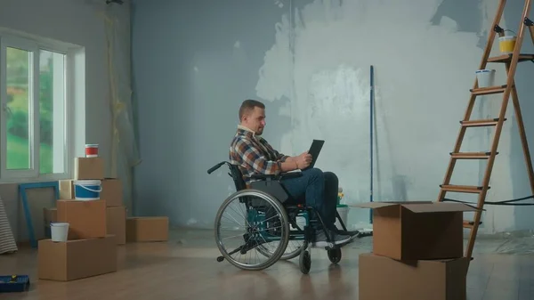 Tekerlekli Sandalyedeki Genç Bir Adam Dijital Tablet Kullanmayı Planlıyor Engelli — Stok fotoğraf