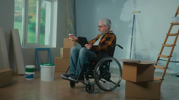 Anciano Discapacitado Mueve Una Silla Ruedas Planea Renovación Usando Una —  Fotos de Stock