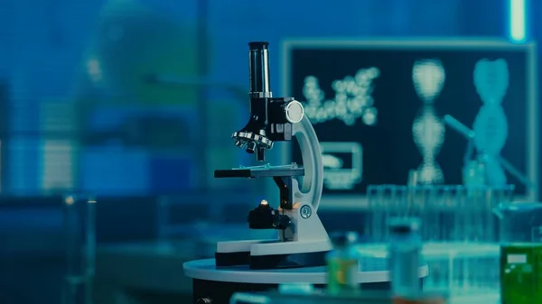 显微镜 玻璃试管和瓶子在计算机监视器的背景下描绘Dna的结构 配备研究和分析设备的现代医学研究实验室或医院 — 图库照片