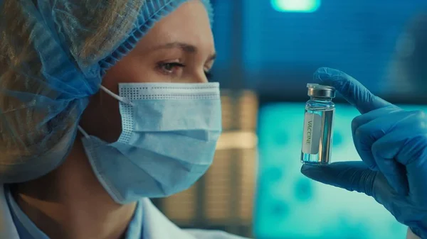 가운을 여자의 의료용 마스크 파란색 장갑등은 백신을 유리병을 의사가 물병의 — 스톡 사진