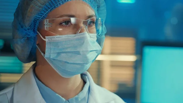 Porträtt Kvinnlig Läkare Medicinsk Mask Glasögon Vit Klänning Och Blå — Stockfoto