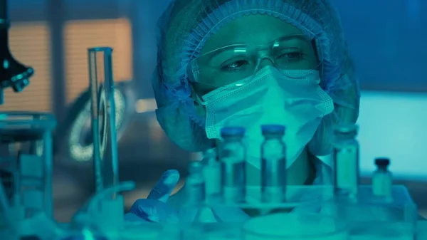 Kadın Bir Doktor Raflarda Duran Cam Şişeleri Şişeleri Test Tüplerini — Stok fotoğraf