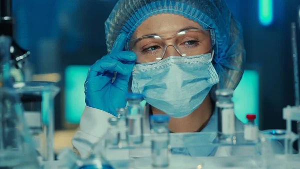 Kadın Bir Doktor Raflarda Duran Cam Şişeleri Şişeleri Test Tüplerini — Stok fotoğraf