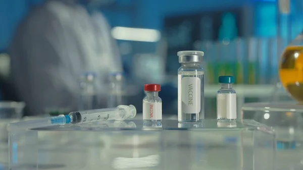 실험실의 주사기를 유리병을 놓는다 액체와 반사광을 백신의 전염병이나 전염병의 — 스톡 사진
