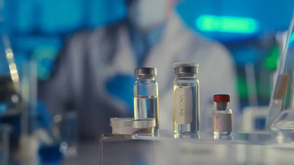 실험실의 액체와 반사광을 백신의 유행병이나 바이러스의 세계적 유행병의 — 스톡 사진