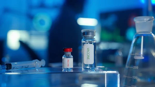 실험실 주사기가 유리병 있습니다 액체와 반사광을 백신의 — 스톡 사진