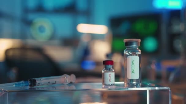 Förgrunden Finns Injektionsflaskor Glas Med Ett Medicinskt Vaccin Och Spruta — Stockvideo