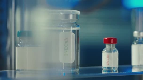 Viales Vidrio Con Una Vacuna Fondo Borroso Laboratorio Botellas Con — Vídeo de stock
