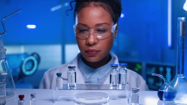 Mulher Afro Americana Tira Frasco Vacina Uma Prateleira Examina Uma — Vídeo de Stock