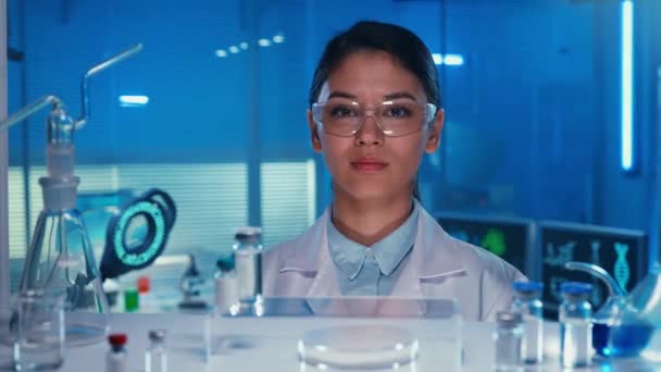 아시아 의사가 카메라를 안경을 실험실 보조원 과푸른 실험실이나 병원에 흰색의 — 비디오