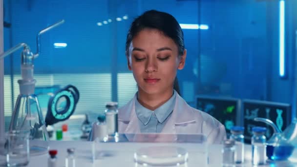 Porträtt Asiatisk Kvinnlig Läkare Som Tittar Kameran Och Ler Kvinnlig — Stockvideo