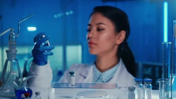 Una Doctora Asiática Toma Vial Vacuna Estante Examina Asistente Laboratorio — Vídeo de stock