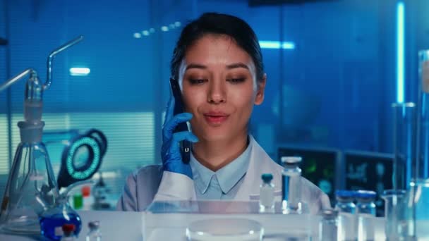 Asiatisk Kvinnlig Läkare Talar Telefon Och Gör Inventering Eller Beställa — Stockvideo