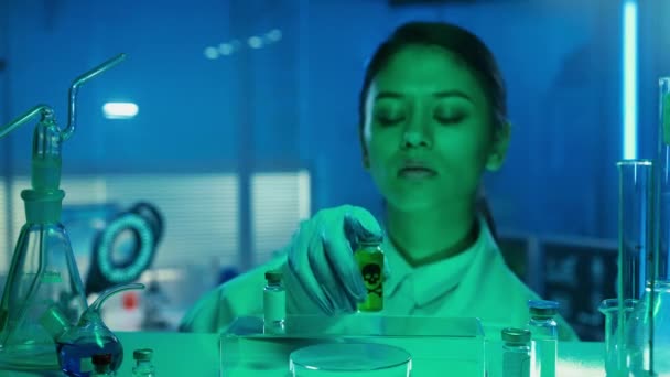 Asiatisk Kvinnlig Läkare Undersöker Injektionsflaska Med Farlig Grön Vätska Eller — Stockvideo