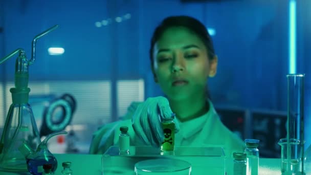 Aziatische Vrouwelijke Arts Onderzoekt Een Injectieflacon Met Gevaarlijke Groene Vloeistof — Stockvideo