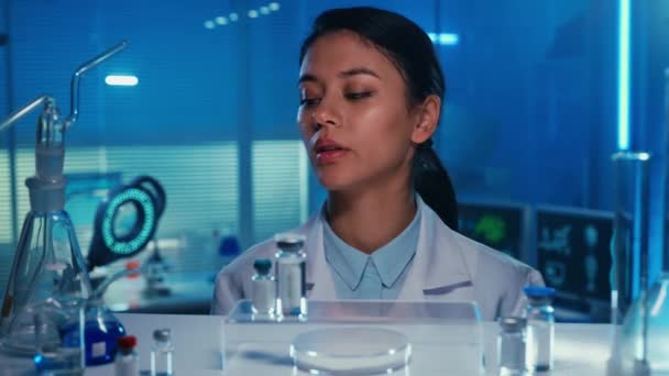 Asiatisk Kvinnlig Läkare Ställer Ett Stativ Med Provrör Hyllan Ett — Stockvideo
