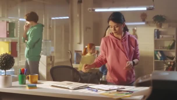 Una Giovane Donna Ritardo Lavoro Corre Ufficio Siede Tavola Inizia — Video Stock