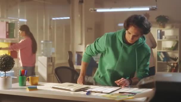 직장에 사무실로 달려가 식탁에 키보드로 타자를 스웨트 셔츠를 창의적 배경에서 — 비디오