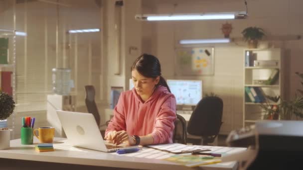 Молодая Женщина Печатает Клавиатуре Компьютера Смотрит Часы Заканчивает Рабочий День — стоковое видео