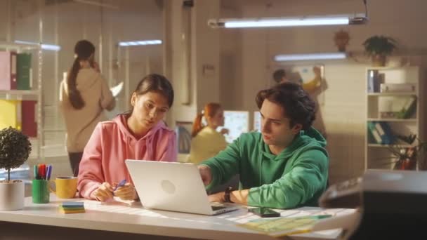 Lavoro Squadra Giovani Uomini Donne Lavorano Computer Comunicano Discutono Nuovo — Video Stock