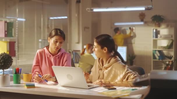 Lavoro Squadra Due Giovani Donne Lavorano Computer Portatile Comunicano Discutono — Video Stock