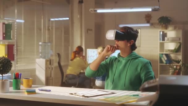Een Jonge Man Een Virtual Reality Headset Bekijkt Een Project — Stockvideo