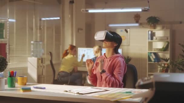 Mladá Žena Sluchátkách Virtuální Reality Prohlíží Projekt Přejede Přiblíží Dotkne — Stock video