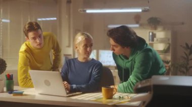 Genç bir kadın, erkek meslektaşlarına dizüstü bilgisayarda yeni bir proje sunuyor. Lider modern bir ofiste masada otururken ekibine çalışma planını gösterir. Beyin fırtınası. Takım oluşturma