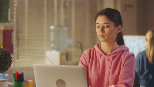 Портрет Молодой Женщины Розовой Толстовке Печатающей Клавиатуре Ноутбука Затем Смотрящей — стоковое видео