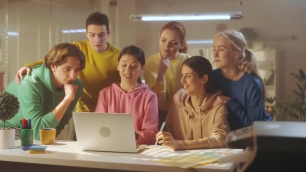 Een Jonge Vrouw Een Roze Sweatshirt Presenteert Een Nieuw Project — Stockvideo