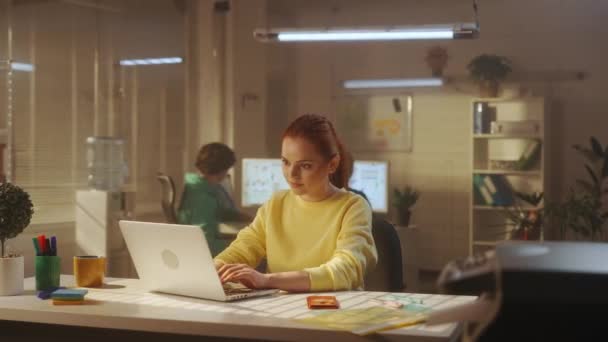 Mladá Žena Žluté Mikině Píše Klávesnici Notebooku Pak Odpočívá Spokojená — Stock video