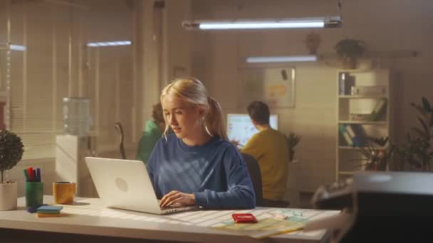 Młoda Kobieta Niebieskiej Bluzie Pisze Klawiaturze Laptopa Potem Cieszy Się — Wideo stockowe