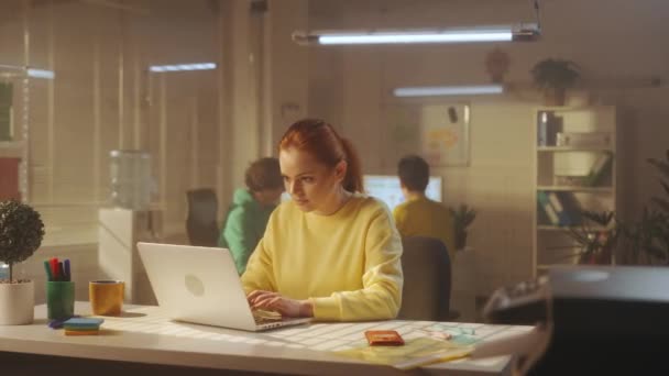 Uma Jovem Mulher Capuz Amarelo Está Digitando Teclado Laptop Seguida — Vídeo de Stock