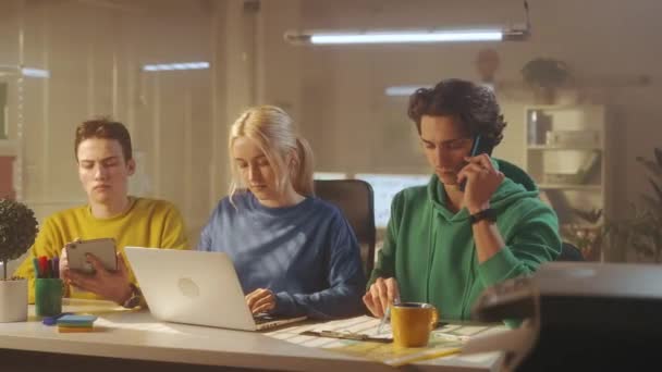 Молода Команда Менеджерів Розмовляє Телефону Працюючи Планшеті Ноутбуці Група Робітників — стокове відео